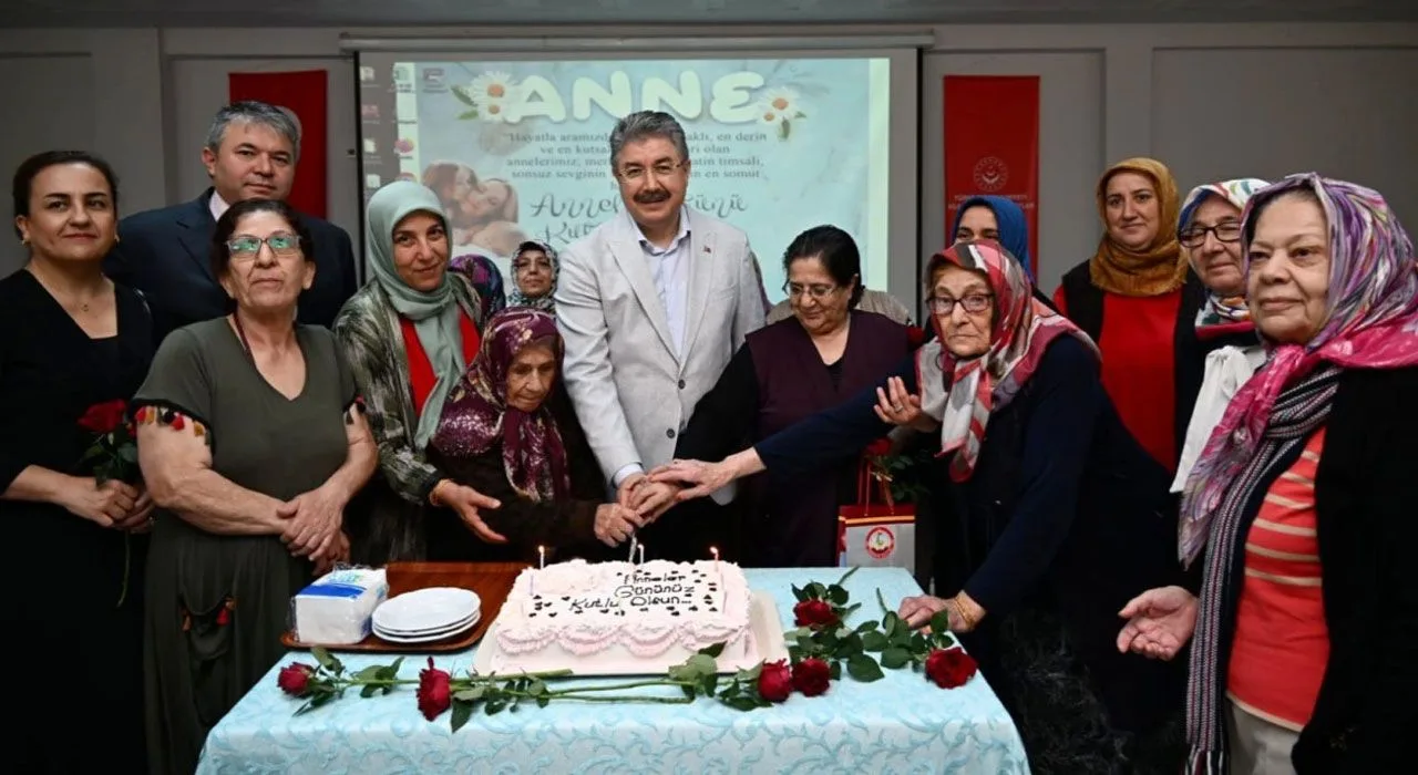 Vali Erdinç Yılmaz’dan Huzurevine Anneler Günü Ziyareti Vali Erdinç Yılmaz’dan Huzurevine Anneler Günü Ziyareti