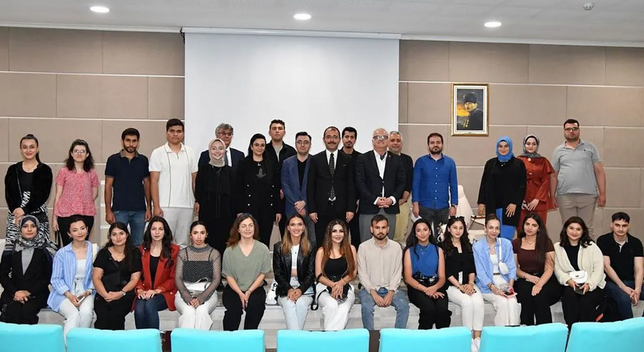 Kadirli Kaymakamı Okü’de Öğrencilerle Buluştu Kadirli Kaymakamı Okü’de Öğrencilerle Buluştu