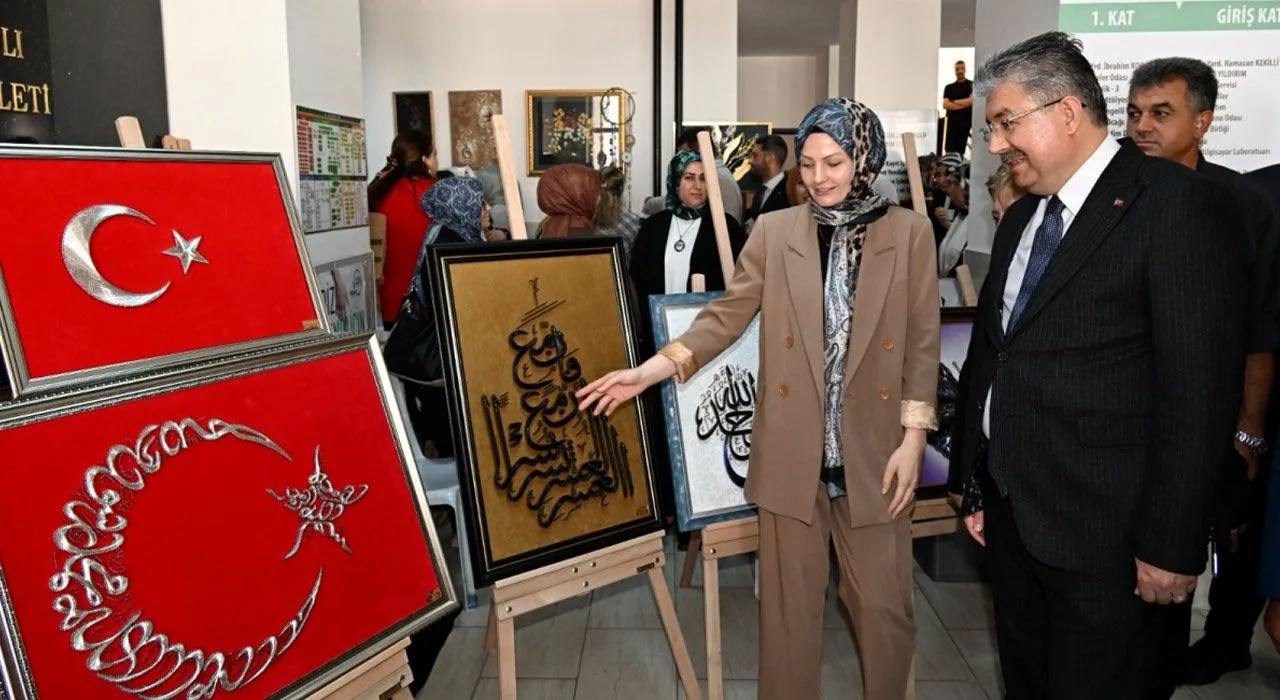 Halk Eğitim Sergisi Vali Erdinç Yılmaz’la Açıldı Halk Eğitim Sergisi Vali Erdinç Yılmaz’la Açıldı