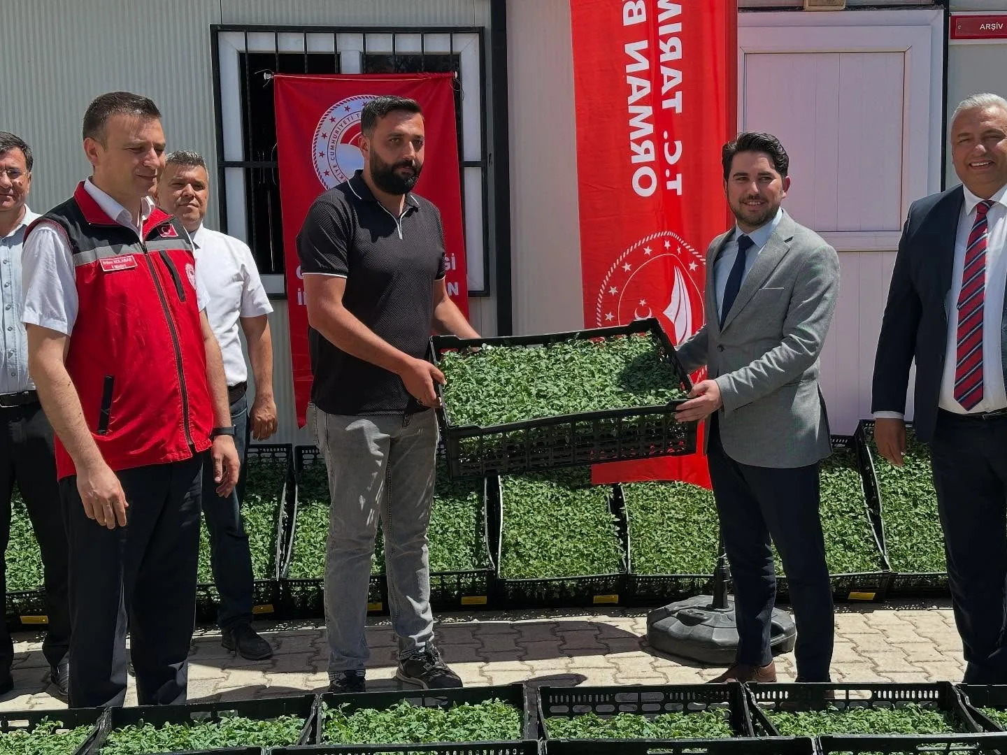 Bahçe’de Çiftçiye 118 Bin Fide Desteği Bahçe’de Çiftçiye 118 Bin Fide Desteği