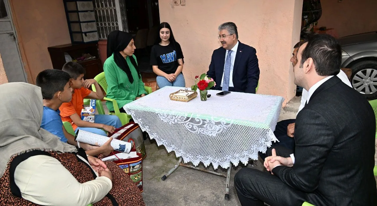 Vali Erdinç Yılmaz’dan Şehit Ailesine Anlamlı Ziyaret Vali Erdinç Yılmaz’dan Şehit Ailesine Anlamlı Ziyaret