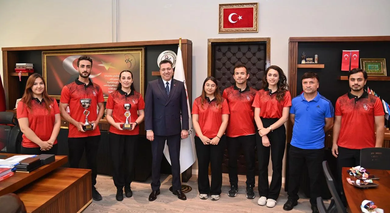 Şampiyon Okü Tenisçileri Kupayla Döndü Şampiyon Okü Tenisçileri Kupayla Döndü