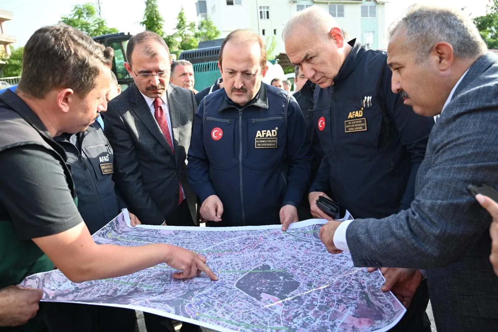 Afad Başkanı Ali Hamza Pehlivan Kadirli’de Sel Bölgesinde Afad Başkanı Ali Hamza Pehlivan Kadirli’de Sel Bölgesinde