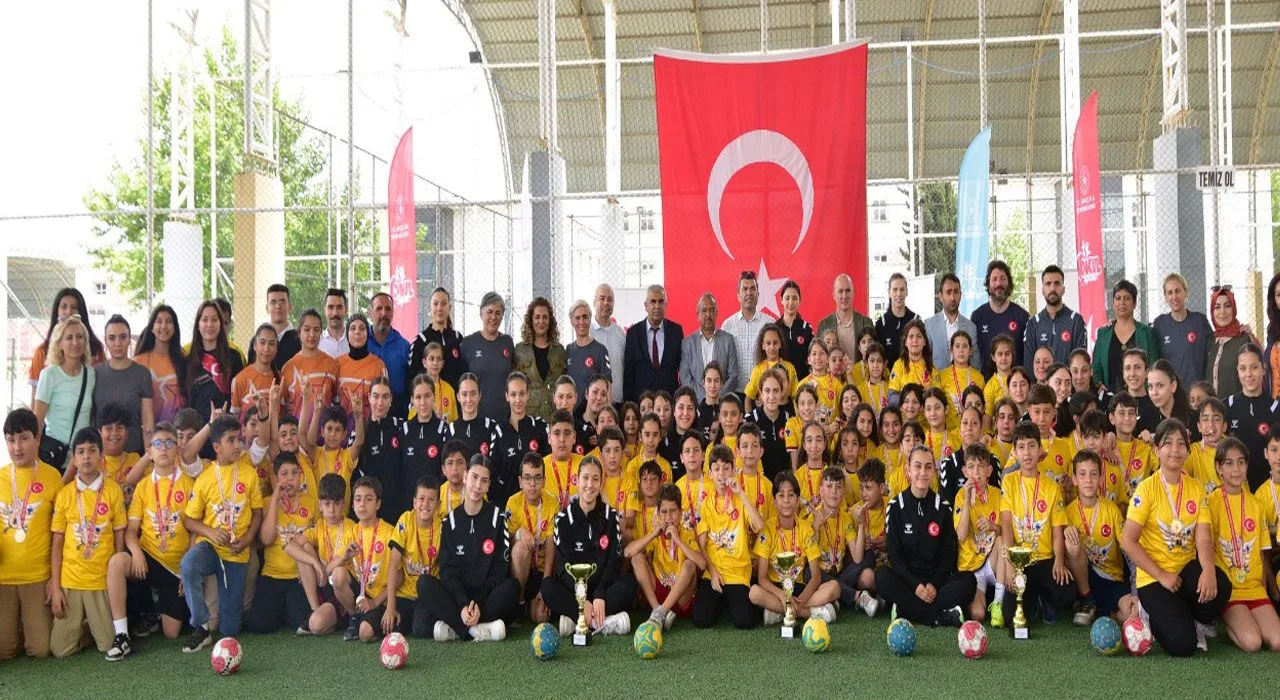 Hentbol Müsabakaları Coşkuyla Tamamlandı Hentbol Müsabakaları Coşkuyla Tamamlandı