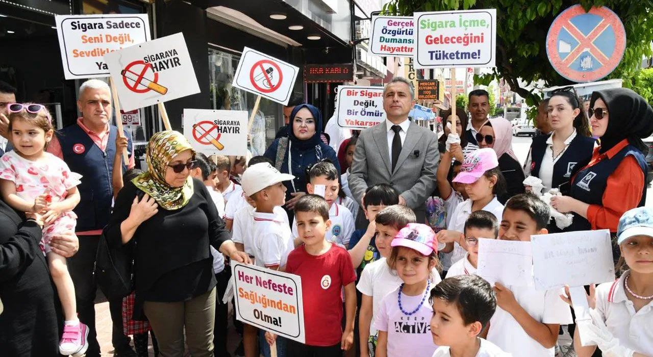 Osmaniye’de Minikler İzmarit Topladı