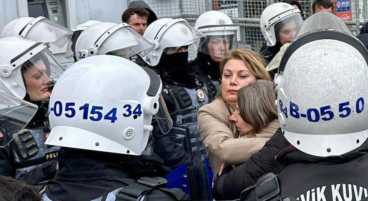 Asu Kaya Gözaltıya Engel Oldu Asu Kaya Gözaltıya Engel Oldu