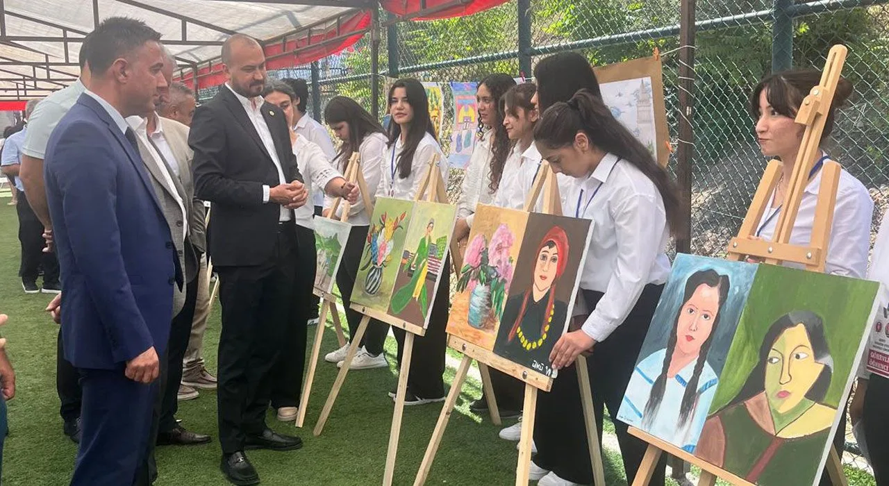 Toprakkale’de Ay Yıldızlı Sanat Sergisi Toprakkale’de Ay Yıldızlı Sanat Sergisi