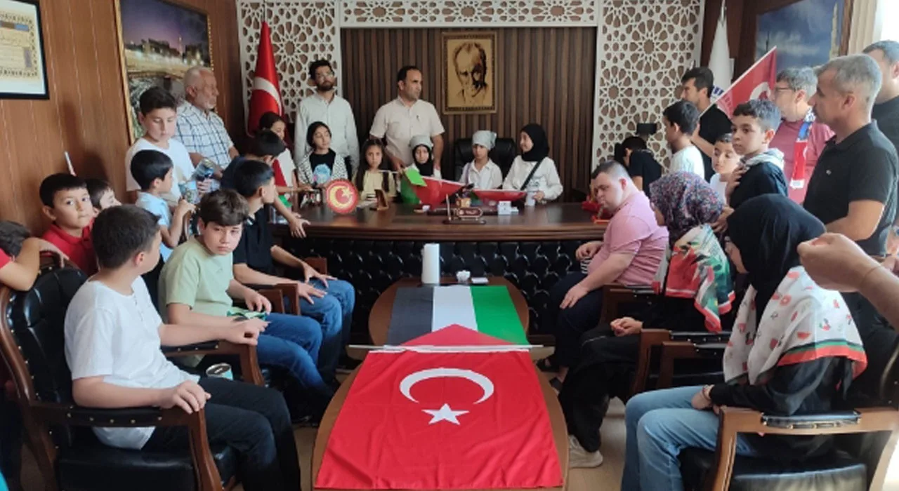 Kadirli’de Öğrencilerden Gazze’ye Destek Kadirli’de Öğrencilerden Gazze’ye Destek