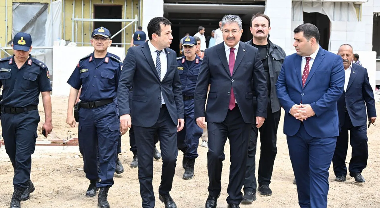 Vali Erdinç Yılmaz Bahçe’de Yatırımları Denetledi Vali Erdinç Yılmaz Bahçe’de Yatırımları Denetledi