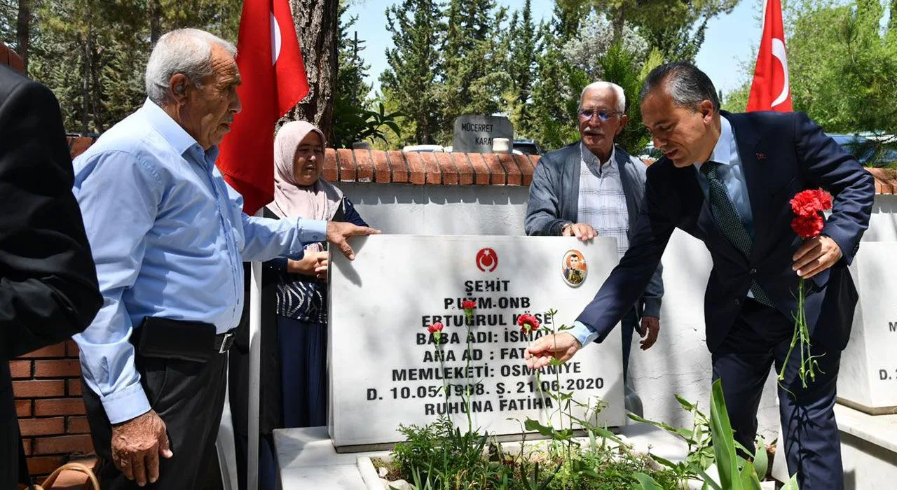 Osmaniye’de Bayram Öncesi Şehitlik Ziyareti Osmaniye’de Bayram Öncesi Şehitlik Ziyareti