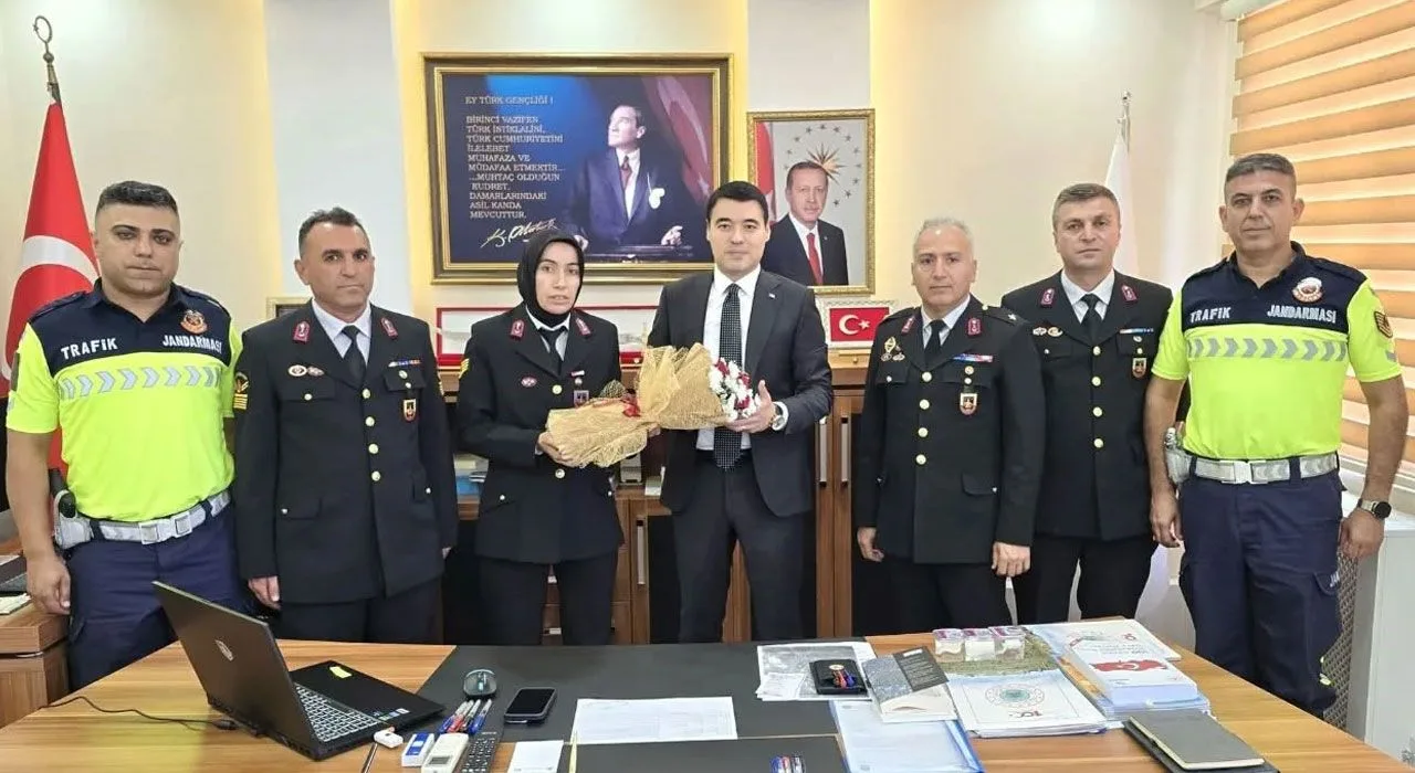 Kaymakam Volkan Özer’e Jandarma’dan Anlamlı Ziyaret Kaymakam Volkan Özer’e Jandarma’dan Anlamlı Ziyaret