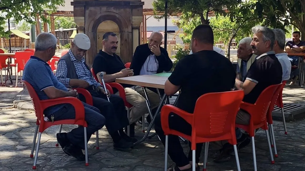 Mehmet Sarıbuva'Dan Çınaraltı’nda Gönül Ziyareti Mehmet Sarıbuva'Dan Çınaraltı’nda Gönül Ziyareti