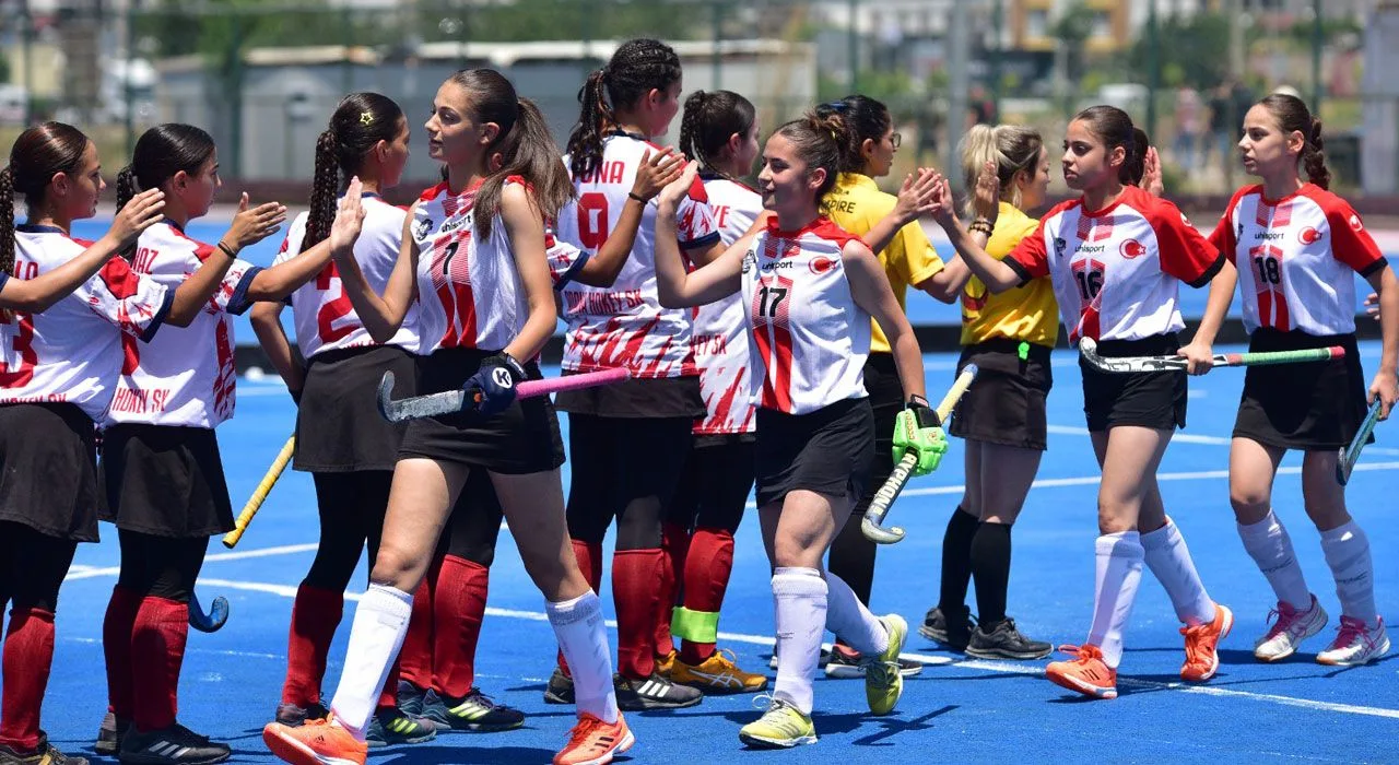 Osmaniye’de U16 Hokey Turnuvası Başladı Osmaniye’de U16 Hokey Turnuvası Başladı