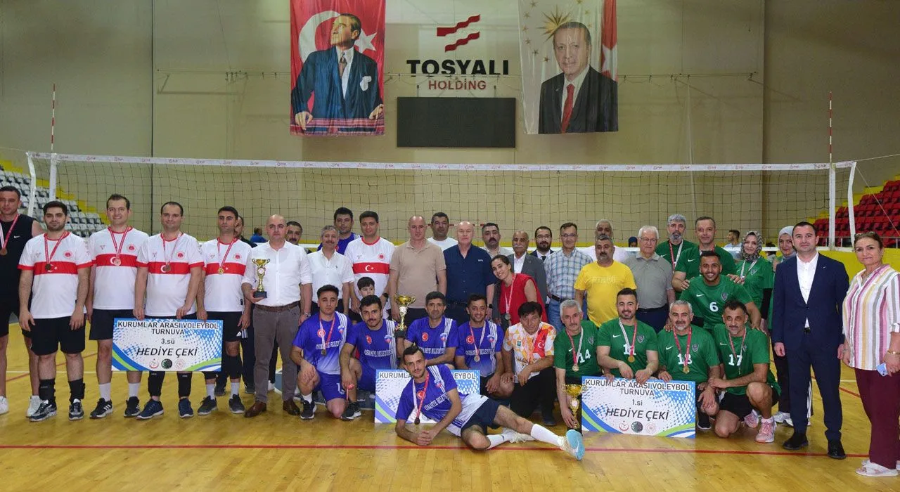 Voleybol Turnuvasında Şampiyonluk Sevinci Voleybol Turnuvasında Şampiyonluk Sevinci