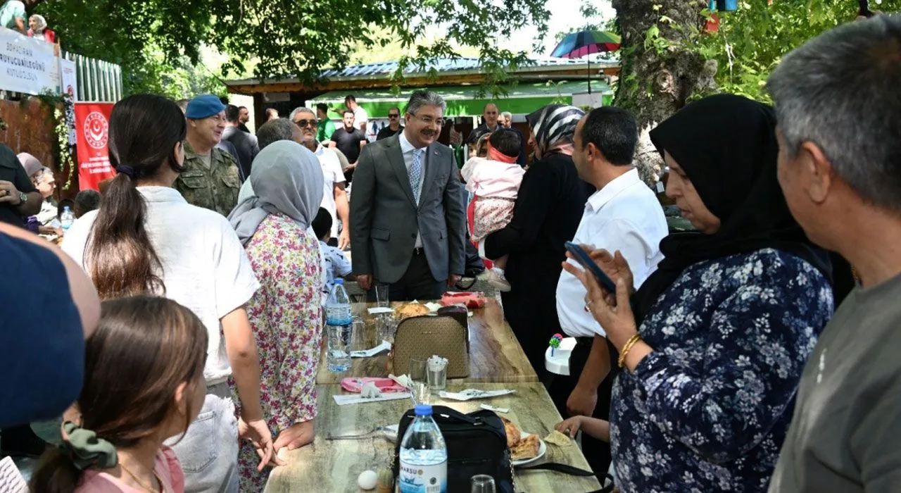 Vali Erdinç Yılmaz’dan Koruyucu Ailelere Teşekkür Vali Erdinç Yılmaz’dan Koruyucu Ailelere Teşekkür