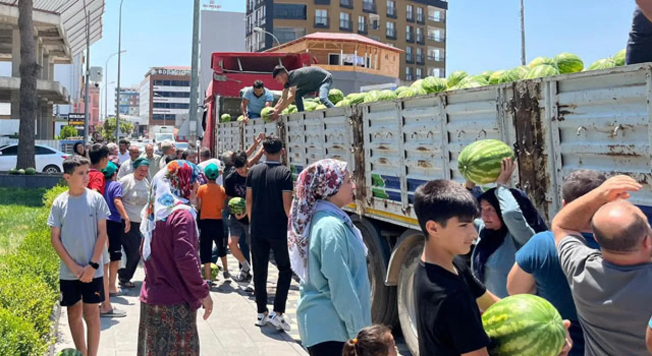 Düziçi Belediyesi’nden Vatandaşa Karpuz İkramı Düziçi Belediyesi’nden Vatandaşa Karpuz İkramı