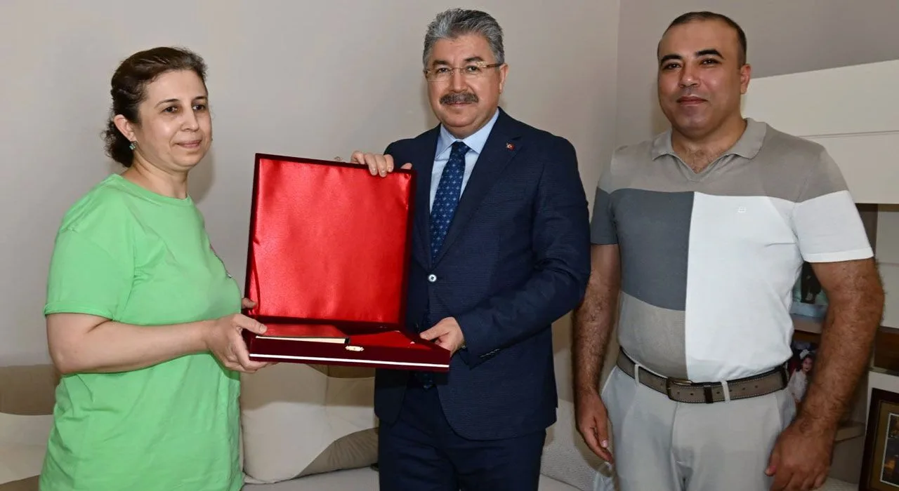 Vali Erdinç Yılmaz, Şehit Yakınlarını Evlerinde Ziyaret Etti Vali Erdinç Yılmaz, Şehit Yakınlarını Evlerinde Ziyaret Etti