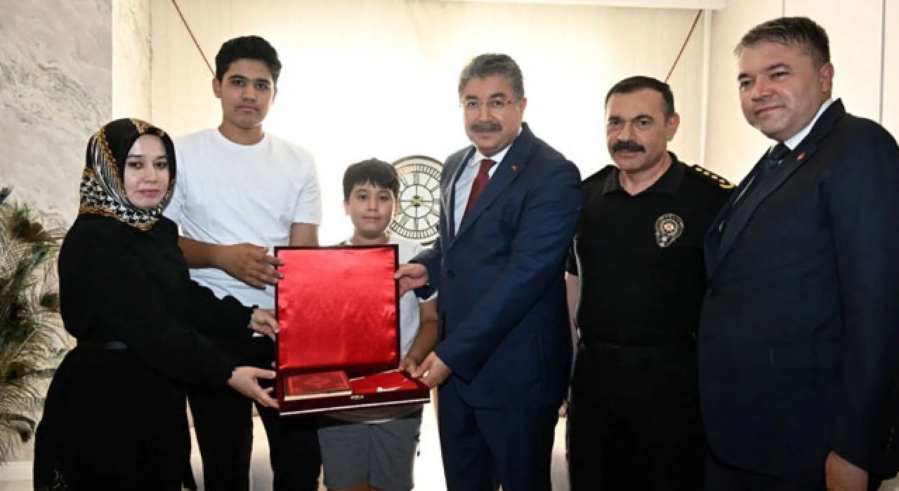 Vali Erdinç Yılmaz’dan Şehit Ailesine Duygu Dolu Ziyaret Vali Erdinç Yılmaz’dan Şehit Ailesine Duygu Dolu Ziyaret