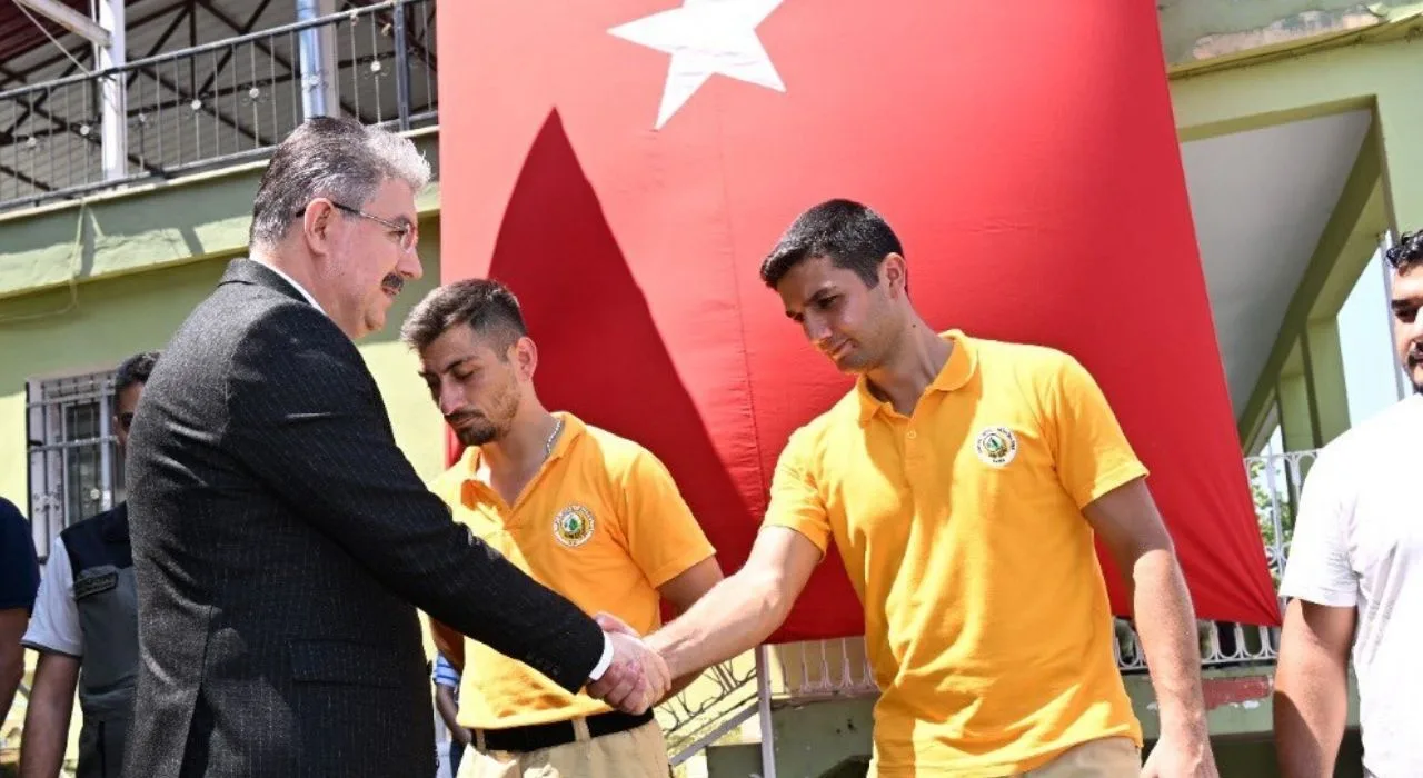 Vali Erdinç Yılmaz’dan Yangın Ekibine Anlamlı Ziyaret Vali Erdinç Yılmaz’dan Yangın Ekibine Anlamlı Ziyaret