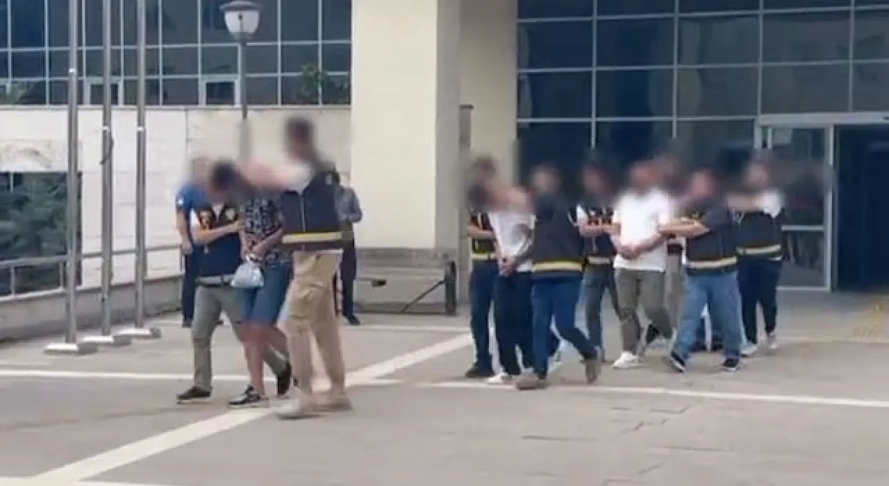 Avm Önündeki Silahlı Kavga Sonrası 6 Kişi Tutuklandı Avm Önündeki Silahlı Kavga Sonrası 6 Kişi Tutuklandı