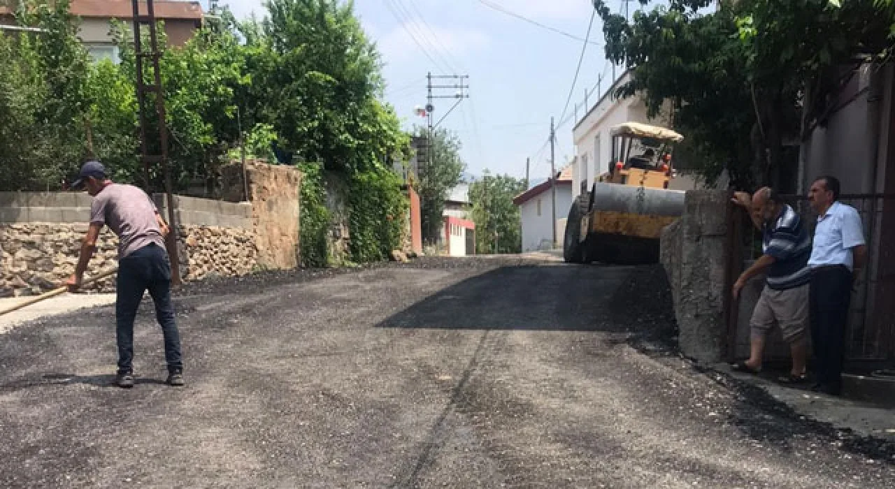 Ellek Beldesi’nde Sıcak Asfalt Çalışmaları Başladı
