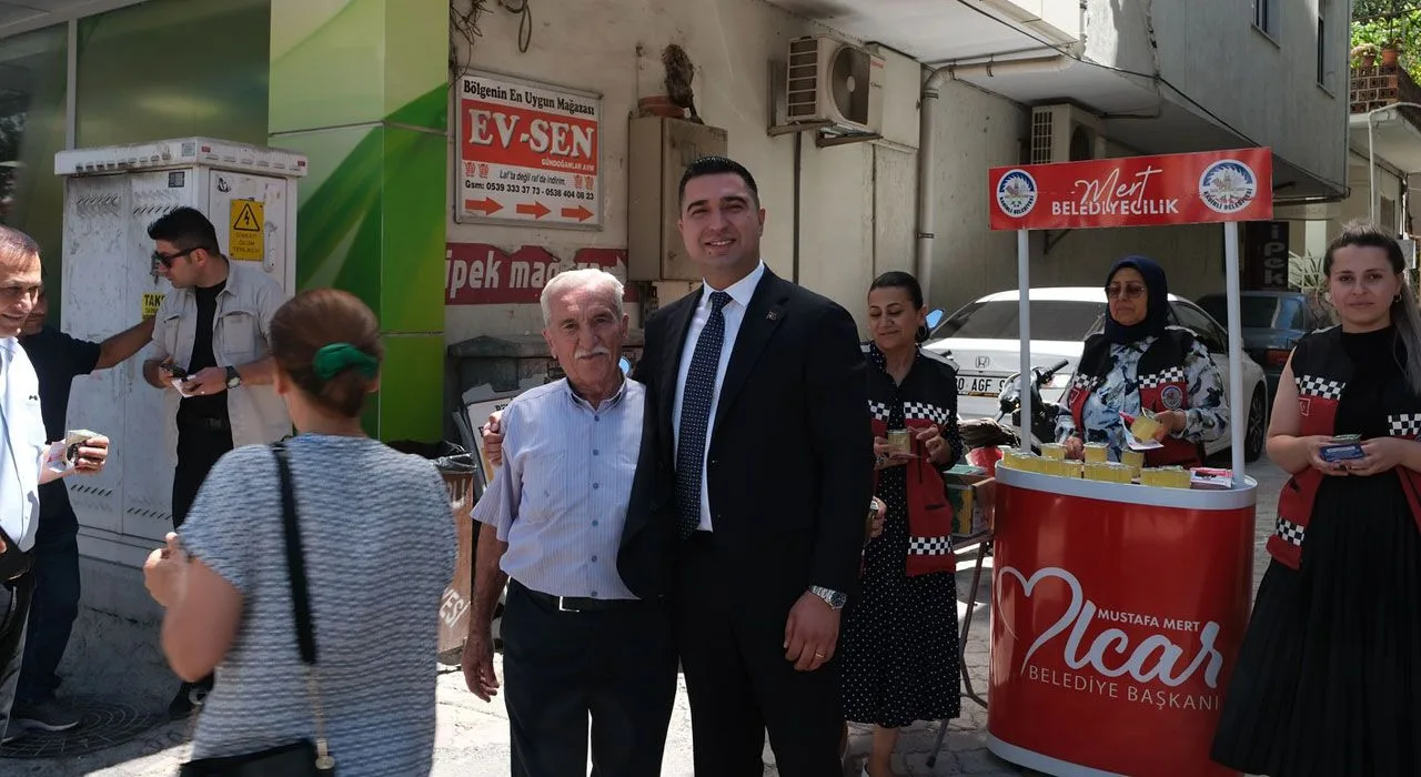 Başkan Mustafa Mert Olcar Uzun Çarşı’da Vatandaşla Buluştu Başkan Mustafa Mert Olcar Uzun Çarşı’da Vatandaşla Buluştu