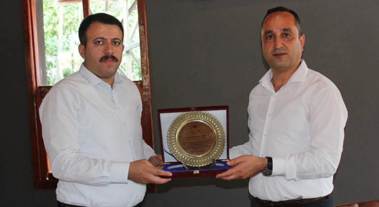 Kaymakam Kadir Yurdagül’den Tayini Çıkan Personele Plaket Kaymakam Kadir Yurdagül’den Tayini Çıkan Personele Plaket
