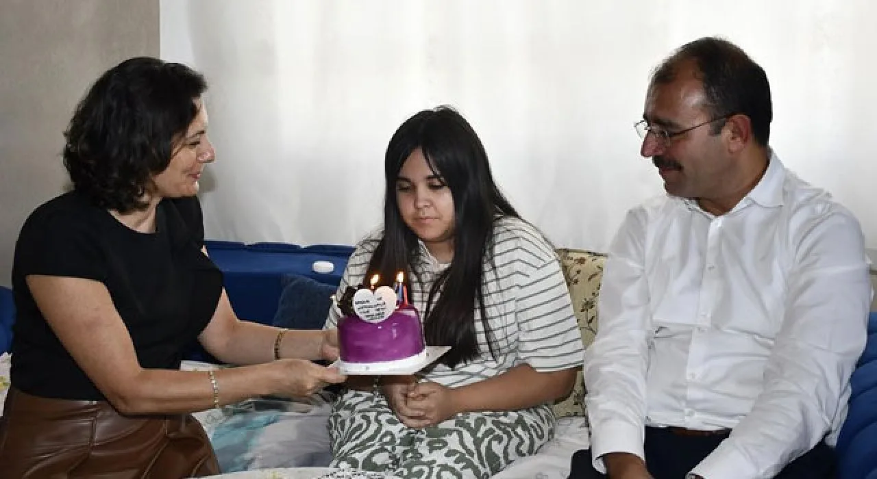 Kaymakam Erdinç Dolu’dan Melisa’ya Doğum Günü Sürprizi Kaymakam Erdinç Dolu’dan Melisa’ya Doğum Günü Sürprizi