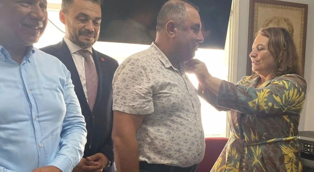 Chp'Ye Katılım: Bülent Can Mart Rozet Taktı Chp'Ye Katılım: Bülent Can Mart Rozet Taktı