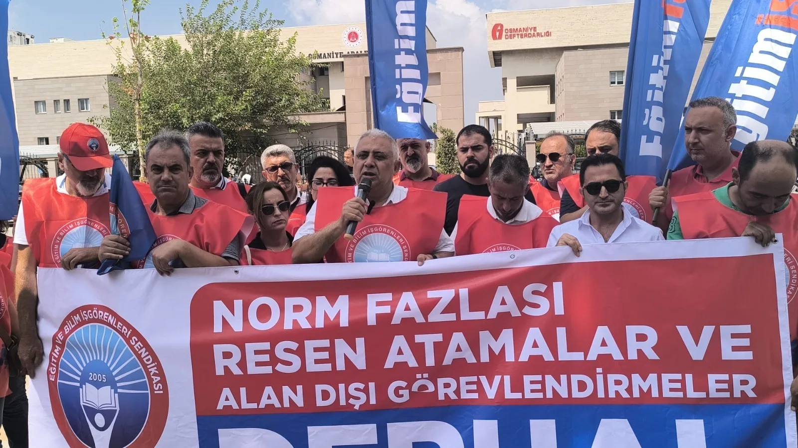 Osmaniye’de Öğretmenler Valilik Önünde