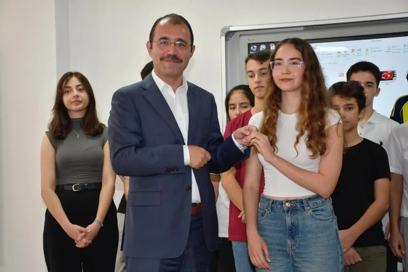 Kadirli’de Derece Yapan Öğrencilere Ödül Verildi Kadirli’de Derece Yapan Öğrencilere Ödül Verildi