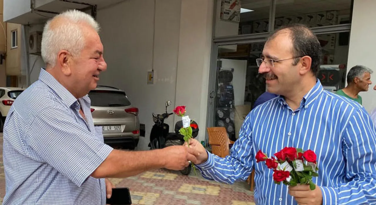 Kaymakam Erdinç Dolu’dan Mevlid Kandili’nde Gül Kaymakam Erdinç Dolu’dan Mevlid Kandili’nde Gül