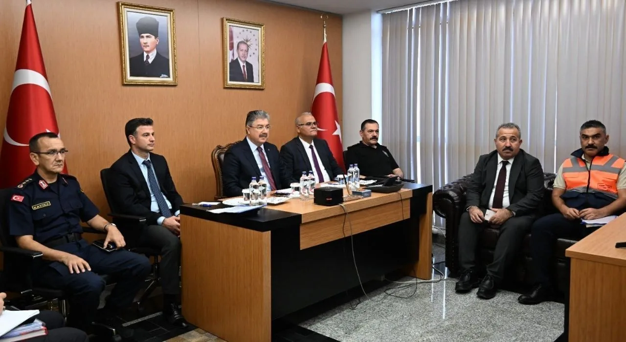 Vali Erdinç Yılmaz Trafik Güvenliği Toplantısına Katıldı Vali Erdinç Yılmaz Trafik Güvenliği Toplantısına Katıldı