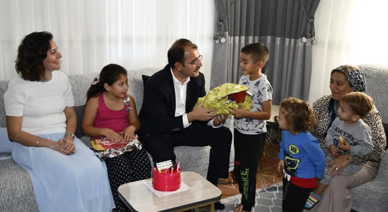 Kadirli Kaymakamı Dolu’dan Küçük Hazal Su’ya Sürpriz Kadirli Kaymakamı Dolu’dan Küçük Hazal Su’ya Sürpriz