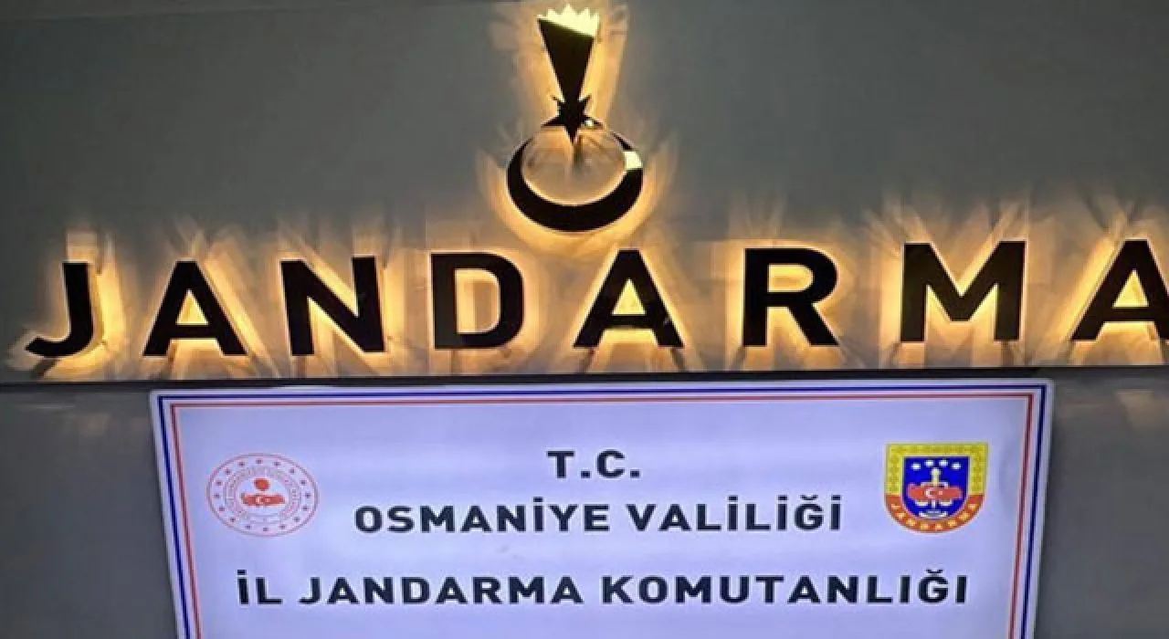 Osmaniye İl Jandarma Komutanlığı Ekipleri, Uzun Süredir Aranan Bir Hükümlüyü Saklandığı Yerde Yakalayarak Önemli Bir Operasyona Imza Attı. Merkez Ilçeye Bağlı Hemite Köyü'Nde Gerçekleştirilen Çalışma Sonucunda, Bilişim Sistemlerini Ve Banka/Kredi Kurumlarını Kullanarak Dolandırıcılık Yaptığı Gerekçesiyle Hakkında 19 Yıl 7 Ay Kesinleşmiş Hapis Cezası Bulunan S.ö. (32) Isimli Şahıs Kıskıvrak Ele Geçirildi. Jandarma Ekipleri, Şahsın Kimlik Doğrulama Işlemlerinin Ardından Gözaltına Alındığını Ve Adli Sürecin Hızlı Şekilde Tamamlandığını Açıkladı. S.ö., Işlemlerinin Ardından Cezaevine Teslim Edildi. Yetkililer, Bilişim Suçları Başta Olmak Üzere Her Türlü Suçla Mücadelenin Kararlılıkla Sürdüğünü Belirterek, “Hiçbir Suçluya Geçit Vermeyeceğiz” Mesajını Paylaştı. Güvenlik Güçlerinin Bu Operasyonu, Vatandaşların Dolandırıcılık Girişimlerine Karşı Daha Dikkatli Olmaları Gerektiği Yönünde Önemli Bir Hatırlatma Niteliği Taşıdı.