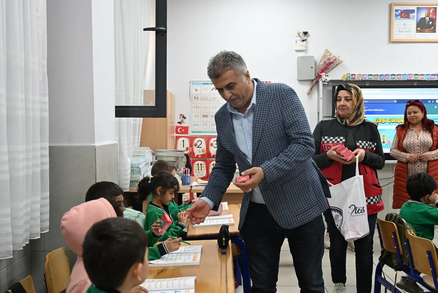 Kadirli’de Dünya Çocuk Hakları Günü’nde Öğrencilere Hediyeler Kadirli’de Dünya Çocuk Hakları Günü’nde Öğrencilere Hediyeler