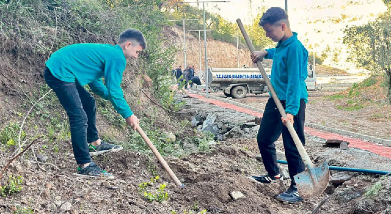 Ellek Beldesinde Öğrencilerle Mesire Alanına Ağaç Dikildi