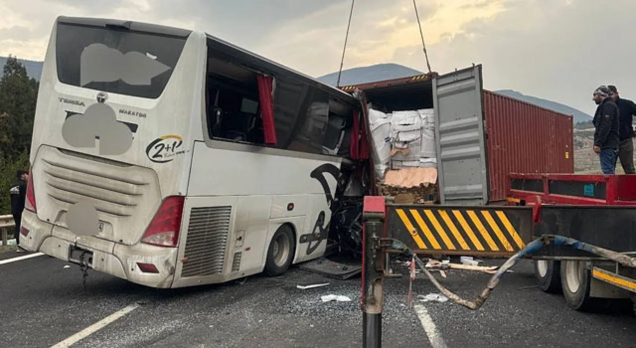 Osmaniye’de Otobüs Kazası: 7 Ölü, 11 Yaralı Osmaniye’de Otobüs Kazası: 7 Ölü, 11 Yaralı