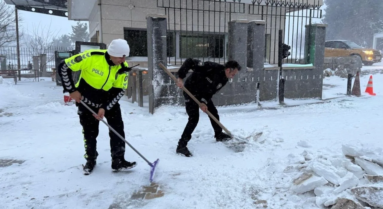 Hasanbeyli’de Polisten Kar Mesaisi, Gönülleri Isıttı Hasanbeyli’de Polisten Kar Mesaisi, Gönülleri Isıttı
