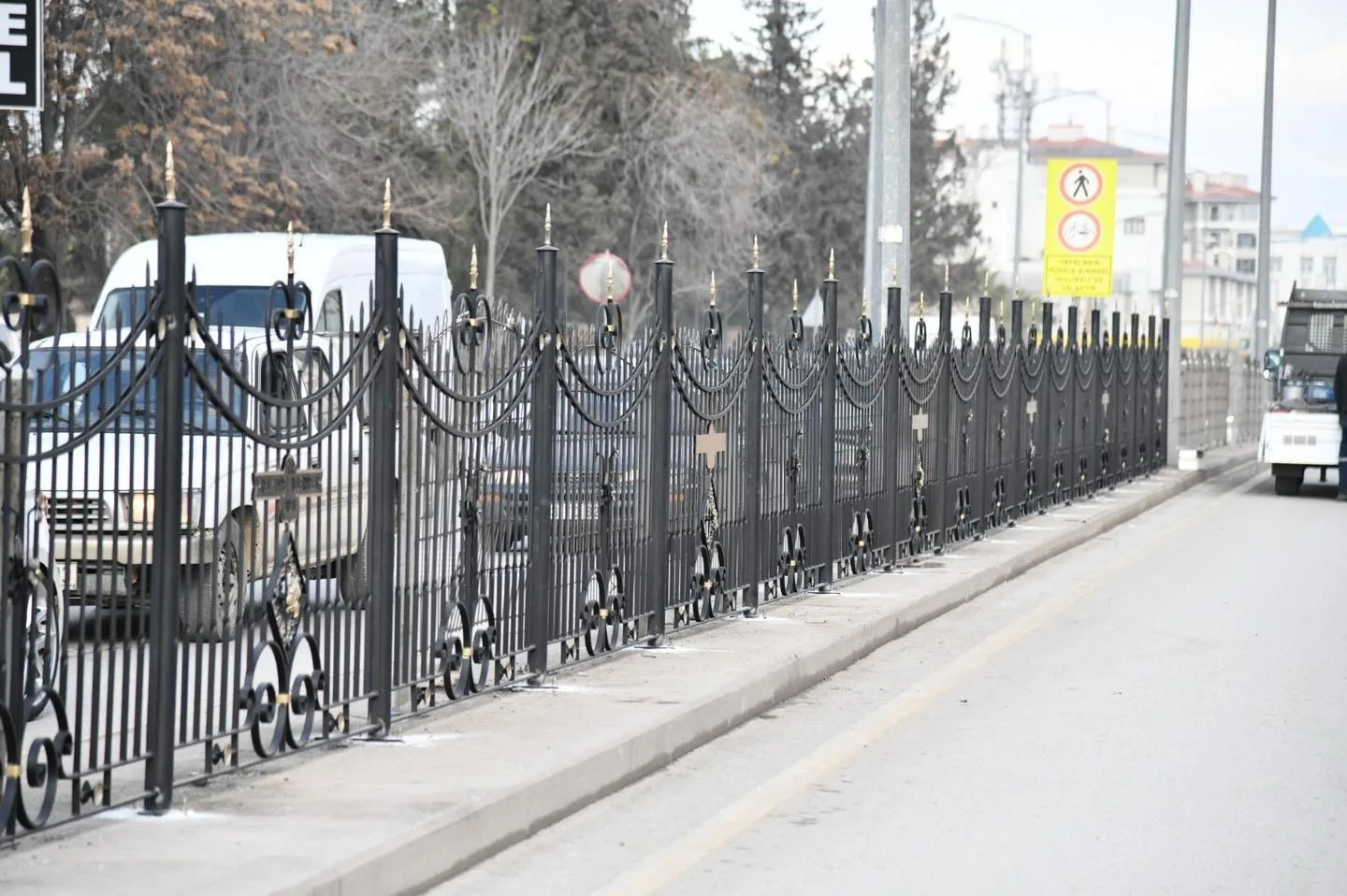 Osmaniye’de Altgeçide Ferforje Korkuluk Yapılıyor Osmaniye’de Altgeçide Ferforje Korkuluk Yapılıyor