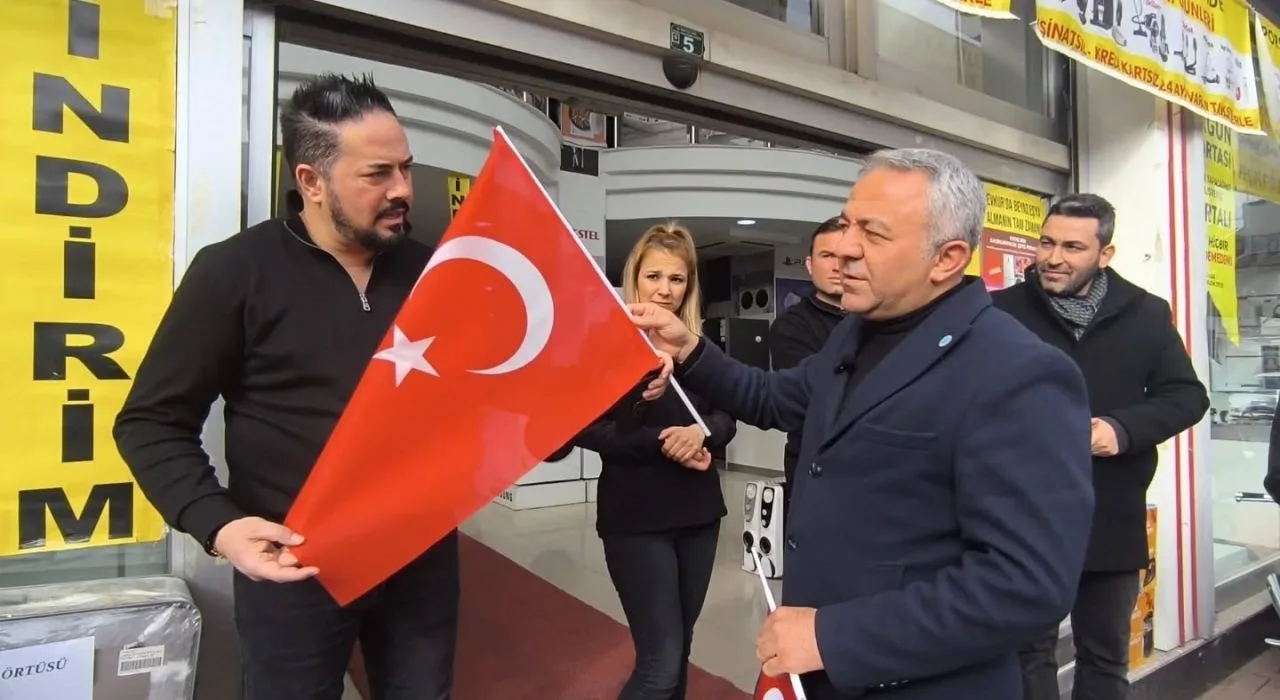 Serat Kılıç: Türk Bayrağı Milletin Onurudur