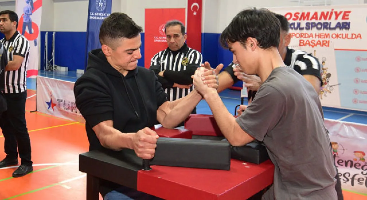 Tosyalı’da Bilek Güreşi Heyecanı Tosyalı’da Bilek Güreşi Heyecanı