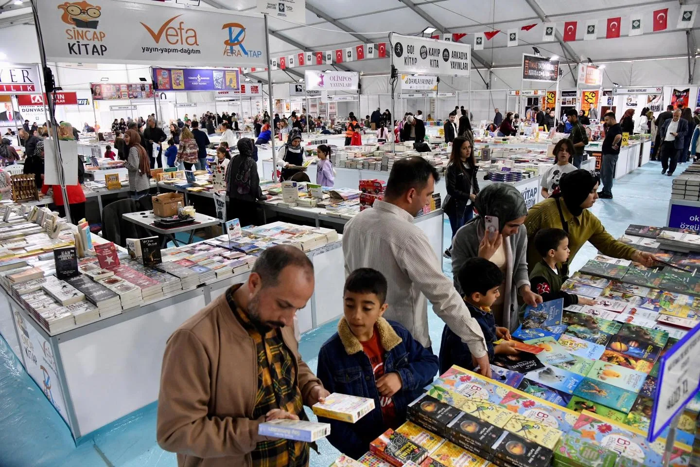 Osmaniye Kitap Fuarı Yoğun İlgiyle Açıldı