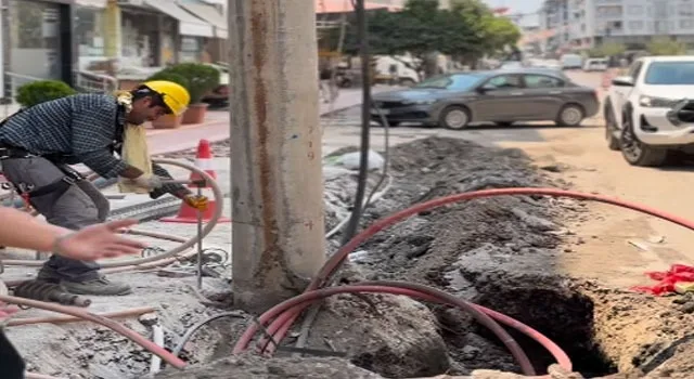 Akyar Caddesi'Nde Direkler Yer Altına Alınıyor Akyar Caddesi'Nde Direkler Yer Altına Alınıyor